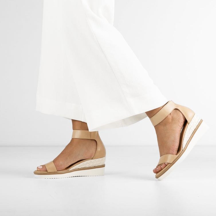 EOS -  Lazy Sandal - Tan