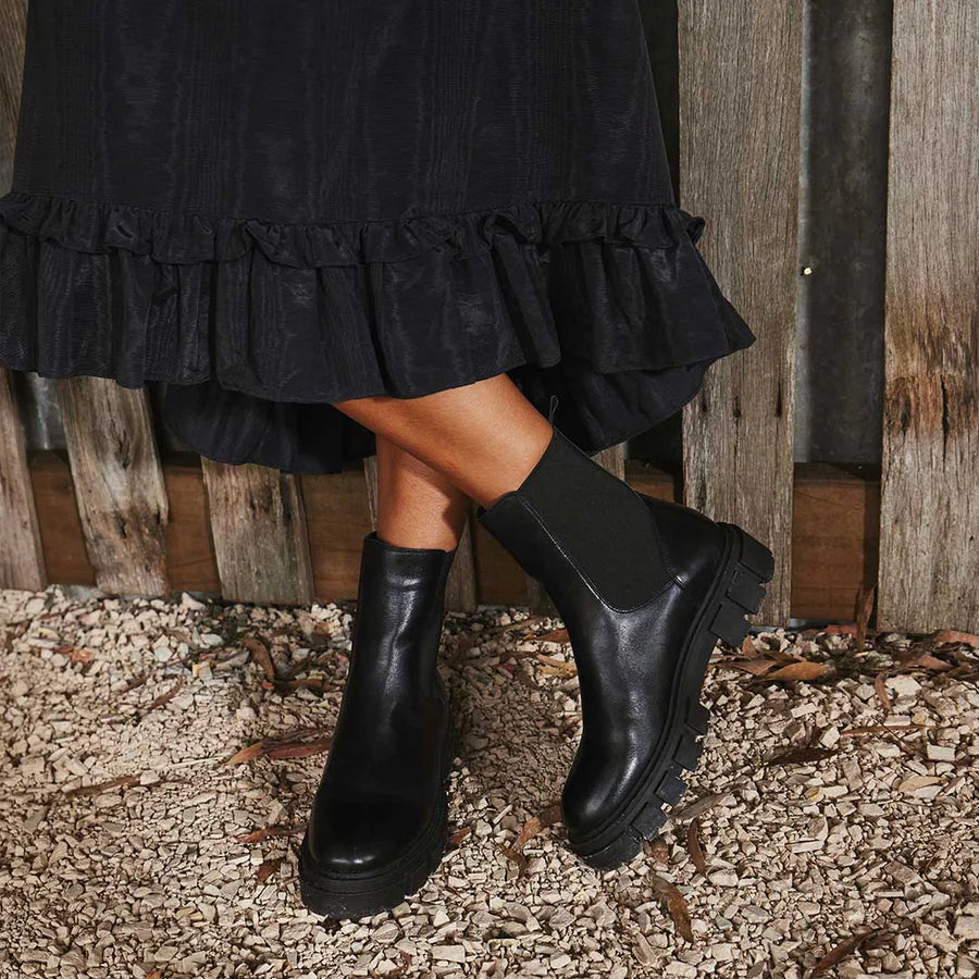 EOS FEAT Boot Black My Friend Alice